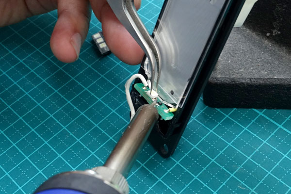 ブルーLEDチップに打ち換え